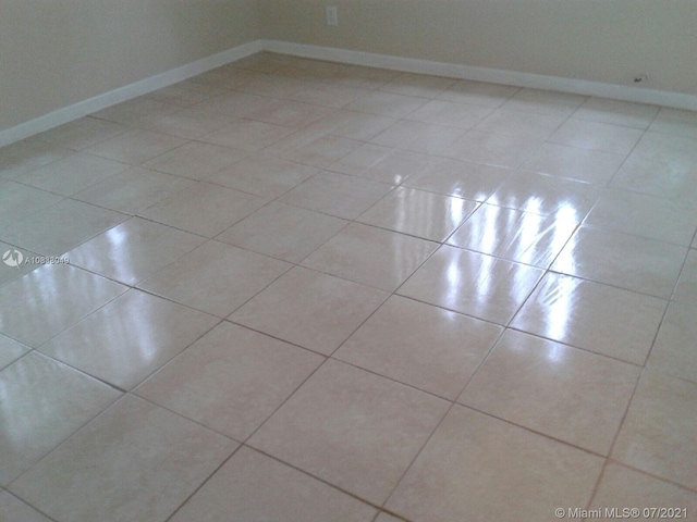 empty room with light tile patterned flooring