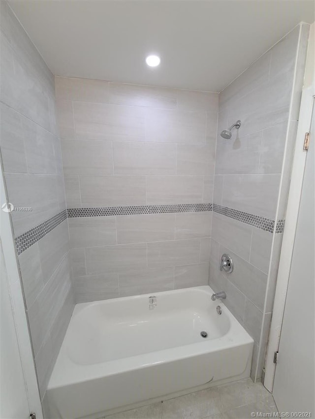 bathroom with tiled shower / bath