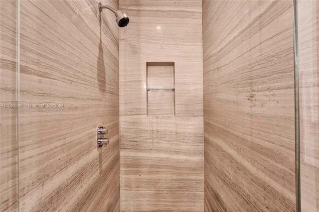 bathroom featuring a tile shower