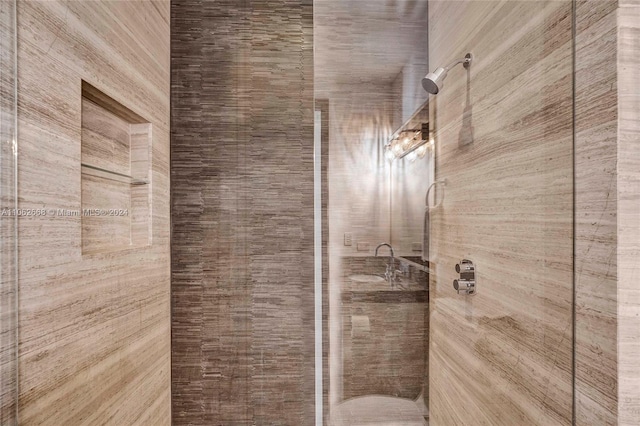 bathroom featuring a tile shower