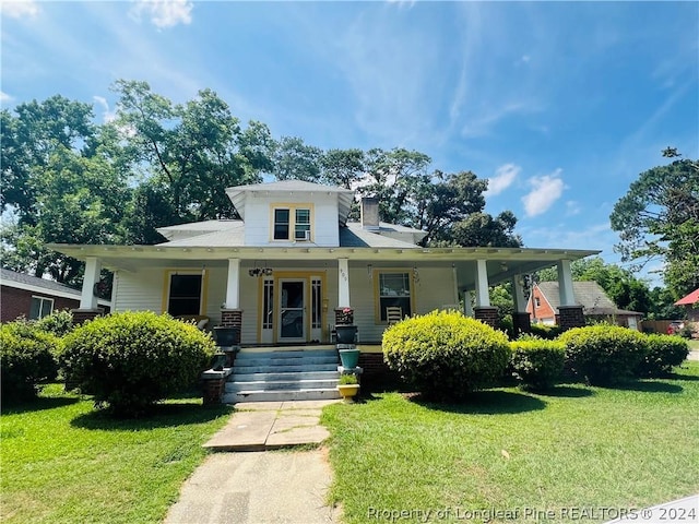 view of front of home featuring a front yard