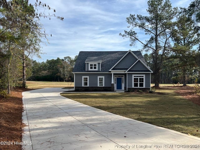 view of front of property featuring a front lawn