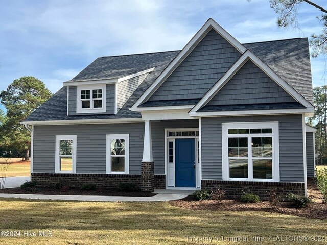 craftsman house with a front yard