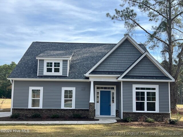 craftsman-style home featuring a front lawn