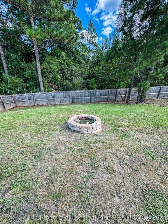 view of yard featuring an outdoor fire pit