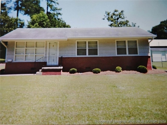 ranch-style house featuring a front yard