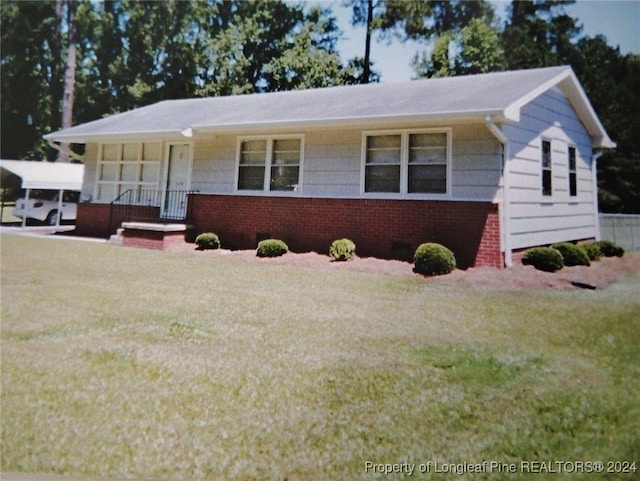 view of front facade featuring a front lawn