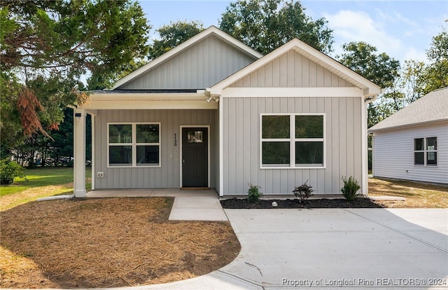 view of front of property featuring covered porch