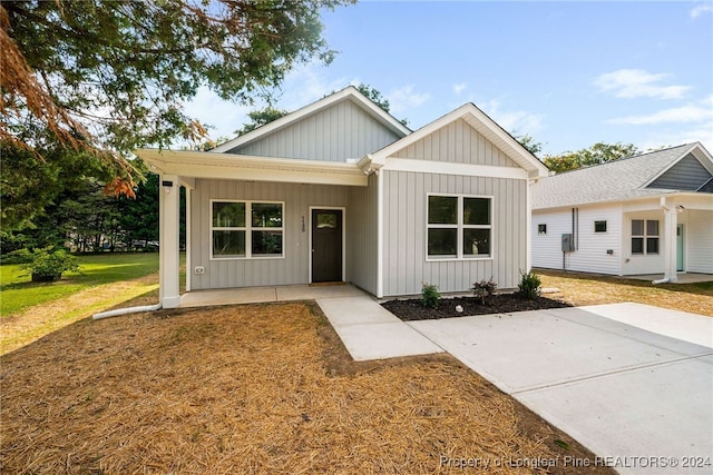 view of front of house with a front yard