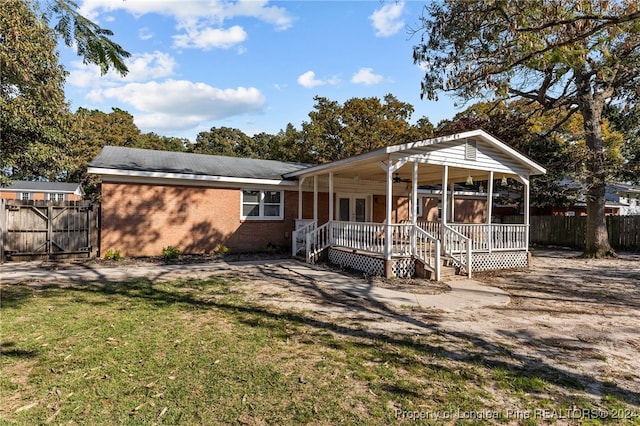 view of front of home featuring ceiling fan and a front yard