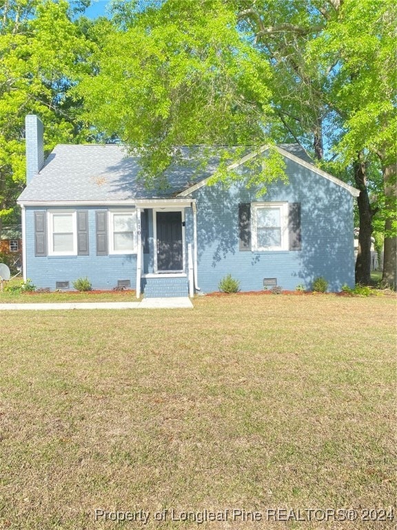 view of front facade featuring a front yard