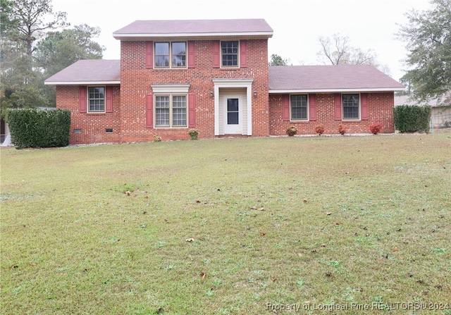 view of front of property featuring a front lawn