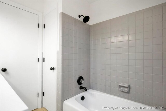 bathroom featuring tiled shower / bath combo