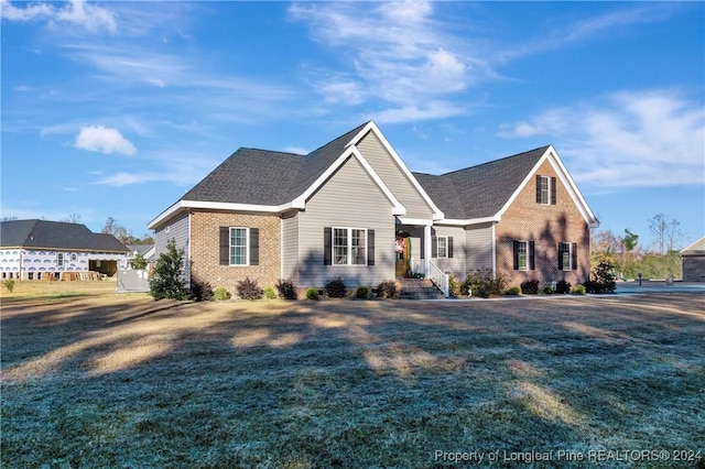 view of front of house featuring a front lawn