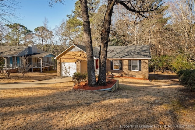 view of front of home featuring a front yard and a garage