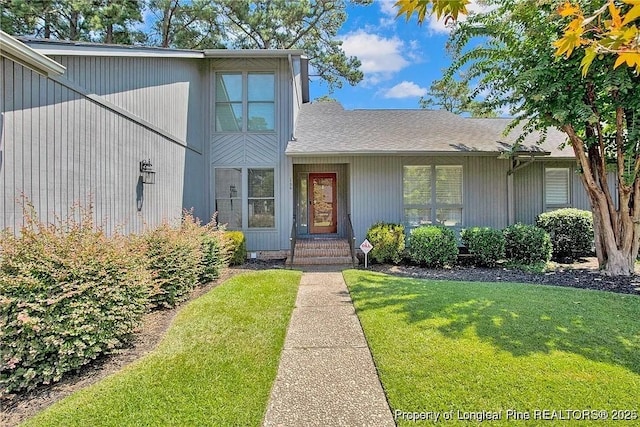 view of front of house featuring a front lawn