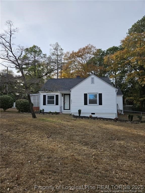 view of front of property with a front yard