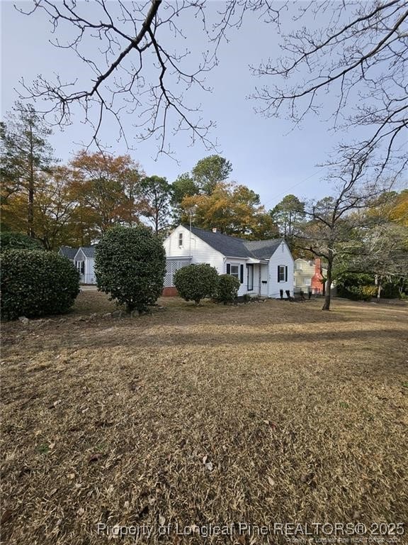 view of front facade featuring a front lawn