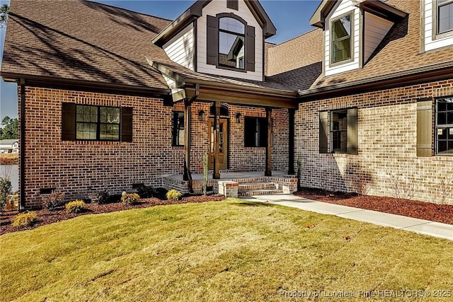 view of front facade with a front lawn