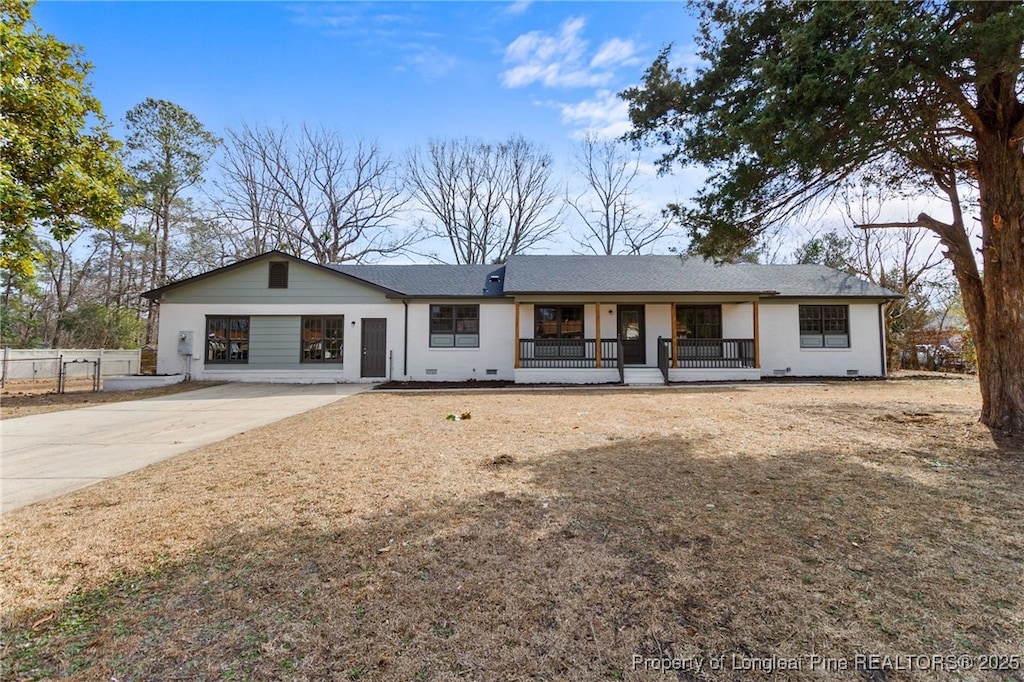 ranch-style home featuring covered porch