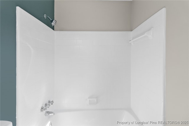 bathroom featuring tiled shower / bath combo