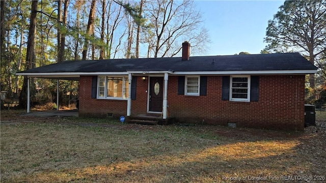 view of front facade featuring a carport, a front yard, and central AC unit