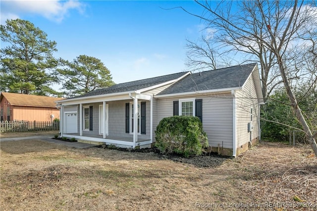 view of front facade featuring a front lawn, a garage, and a porch