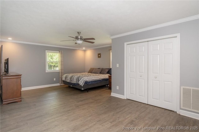 bedroom with wood finished floors, crown molding, a closet, ceiling fan, and recessed lighting