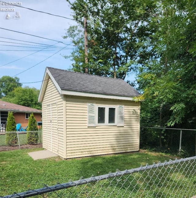 view of outdoor structure featuring a yard