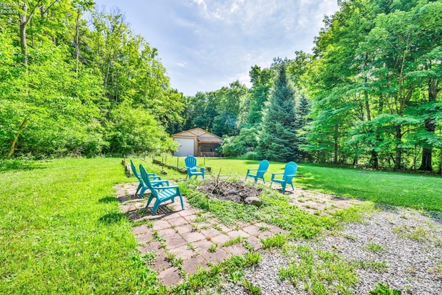 view of yard featuring a fire pit