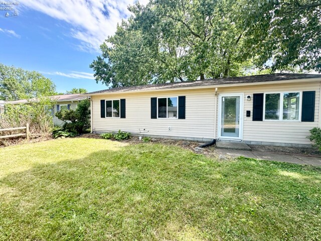 view of front of home featuring a front yard