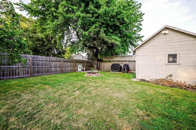 view of yard featuring an outdoor fire pit