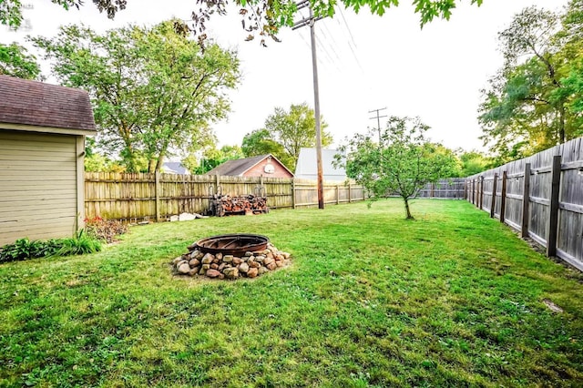 view of yard featuring a fire pit