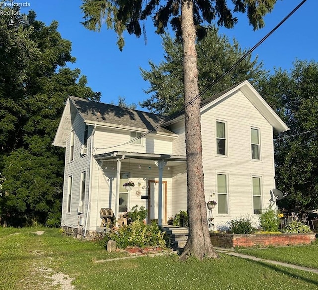 front facade featuring a front lawn