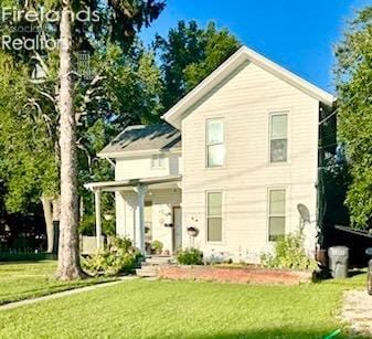 front facade featuring a front lawn