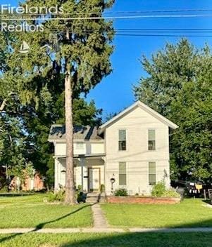 view of front of property featuring a front yard