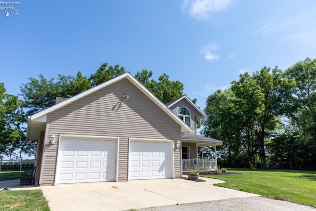 view of front of property featuring a porch and a front yard