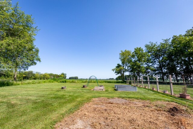 view of yard featuring a rural view