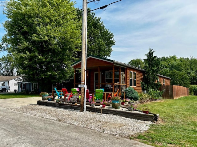 view of front facade with a front yard and fence