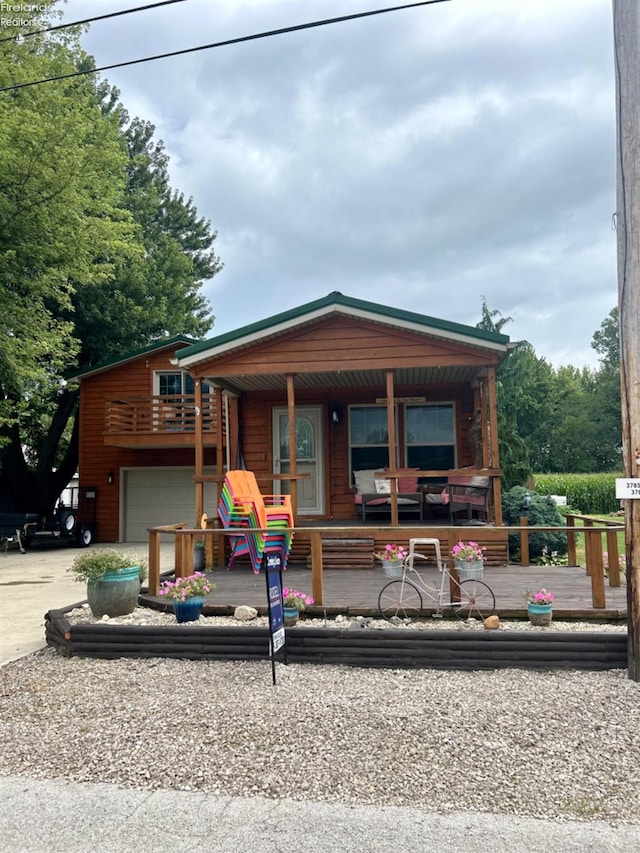 view of front of home featuring driveway and a porch