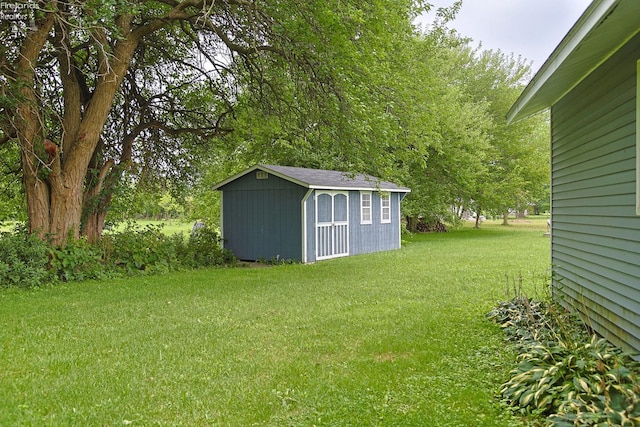 view of yard featuring a storage unit