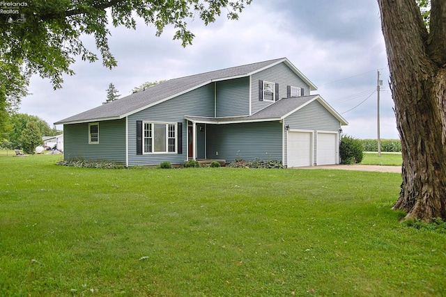 view of front facade featuring a front yard