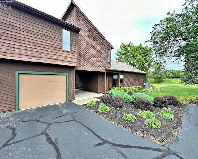 view of front facade featuring a garage