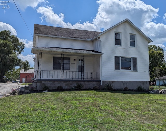 view of front of property featuring a porch and a front yard