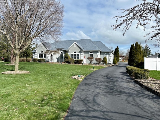 view of front of home featuring a front yard