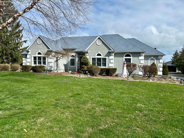 ranch-style house featuring a front yard