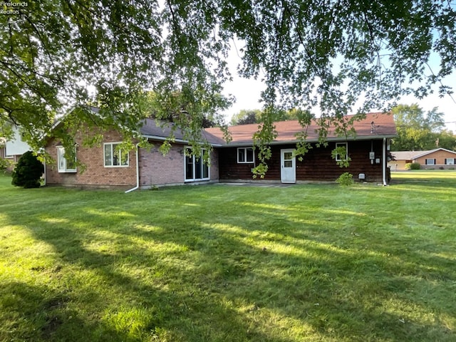 view of front of property featuring a front yard