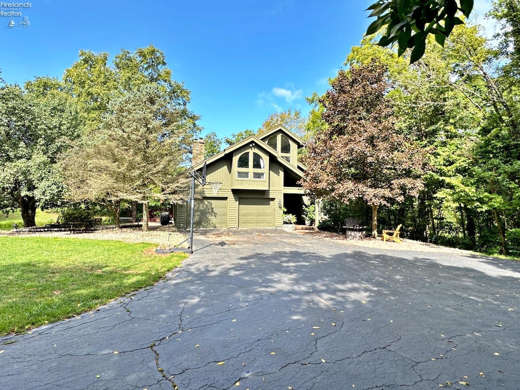 view of front of home featuring a garage and a front yard