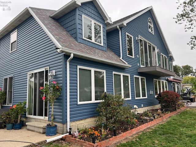 1909 N Nan Ave, Marblehead, OH 43440 - view of side of property with a shingled roof