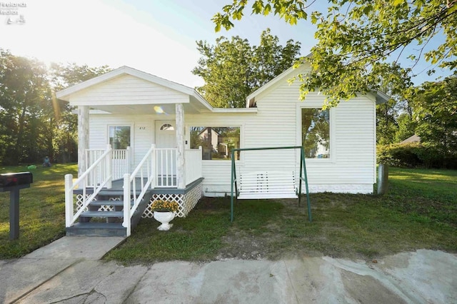 view of front facade with a porch and a front lawn